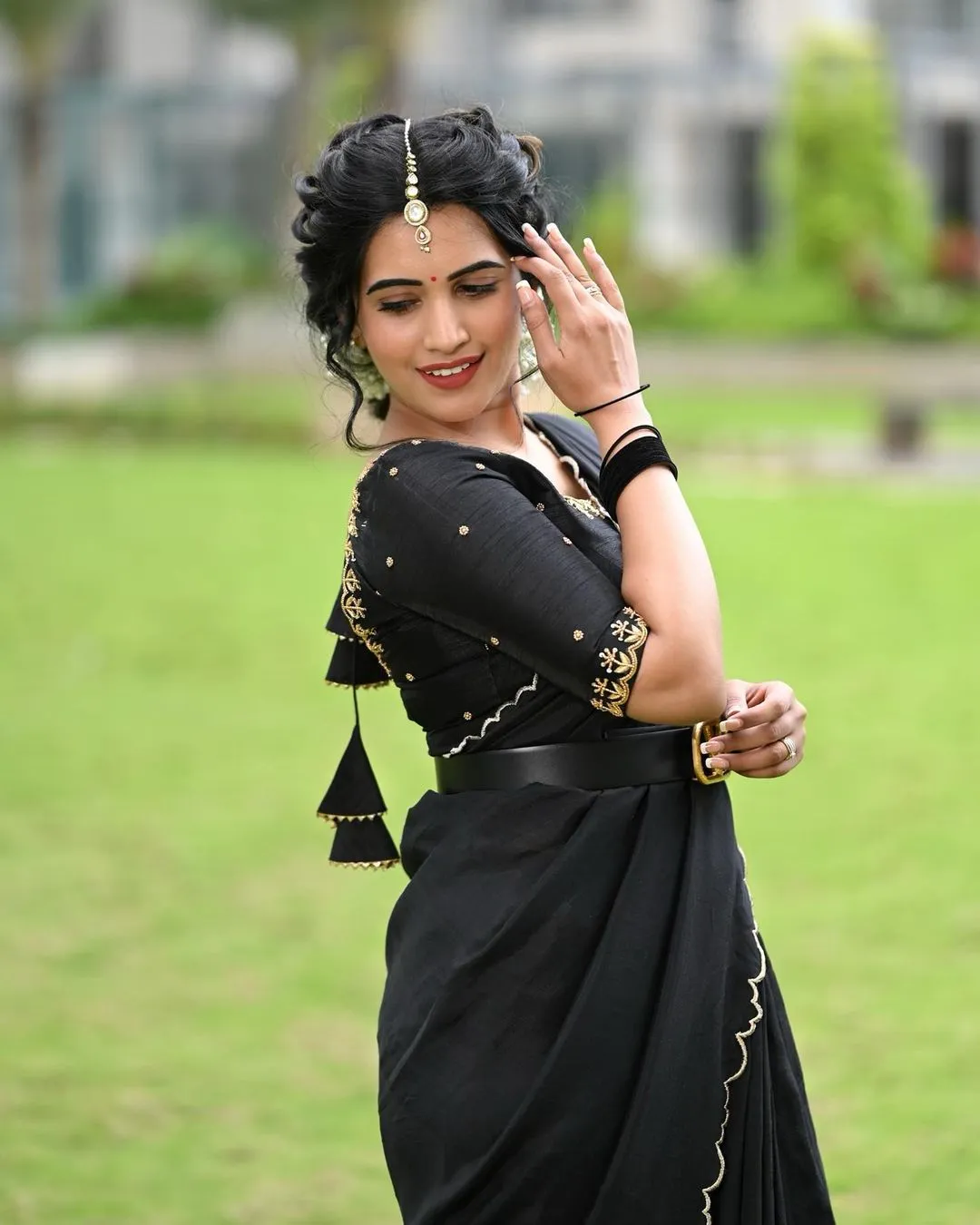 INDIAN TV ACTRESS SRAVANTHI CHOKARAPU IN BLACK SAREE 7